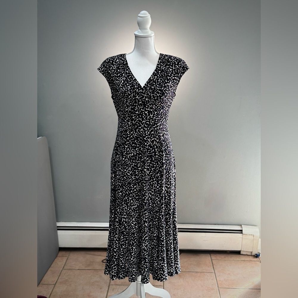 B/W Jones New York V-Neck A-line Dress Size 4 EUC